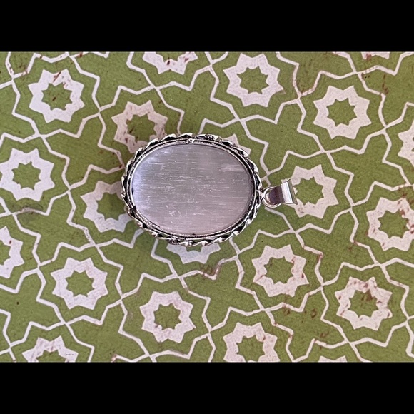 Rough Selenite Oval Pendant Vintage Style 925 Silver Plated Crystal Necklace - Picture 6 of 7